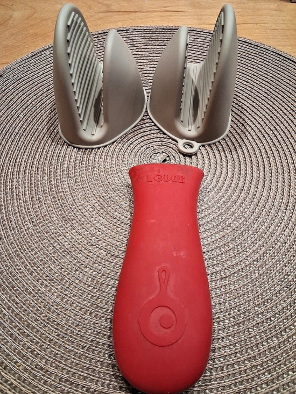 Lodge Silicone Handle Cover and Pinch Mitts Set Red & Gray